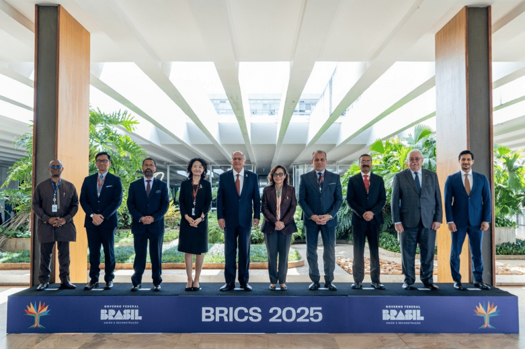 The BRIC countries' trade ministers adopt a declaration in defense of multilateral trade. Photo: Rafael Medelima/BRICS Brasil
